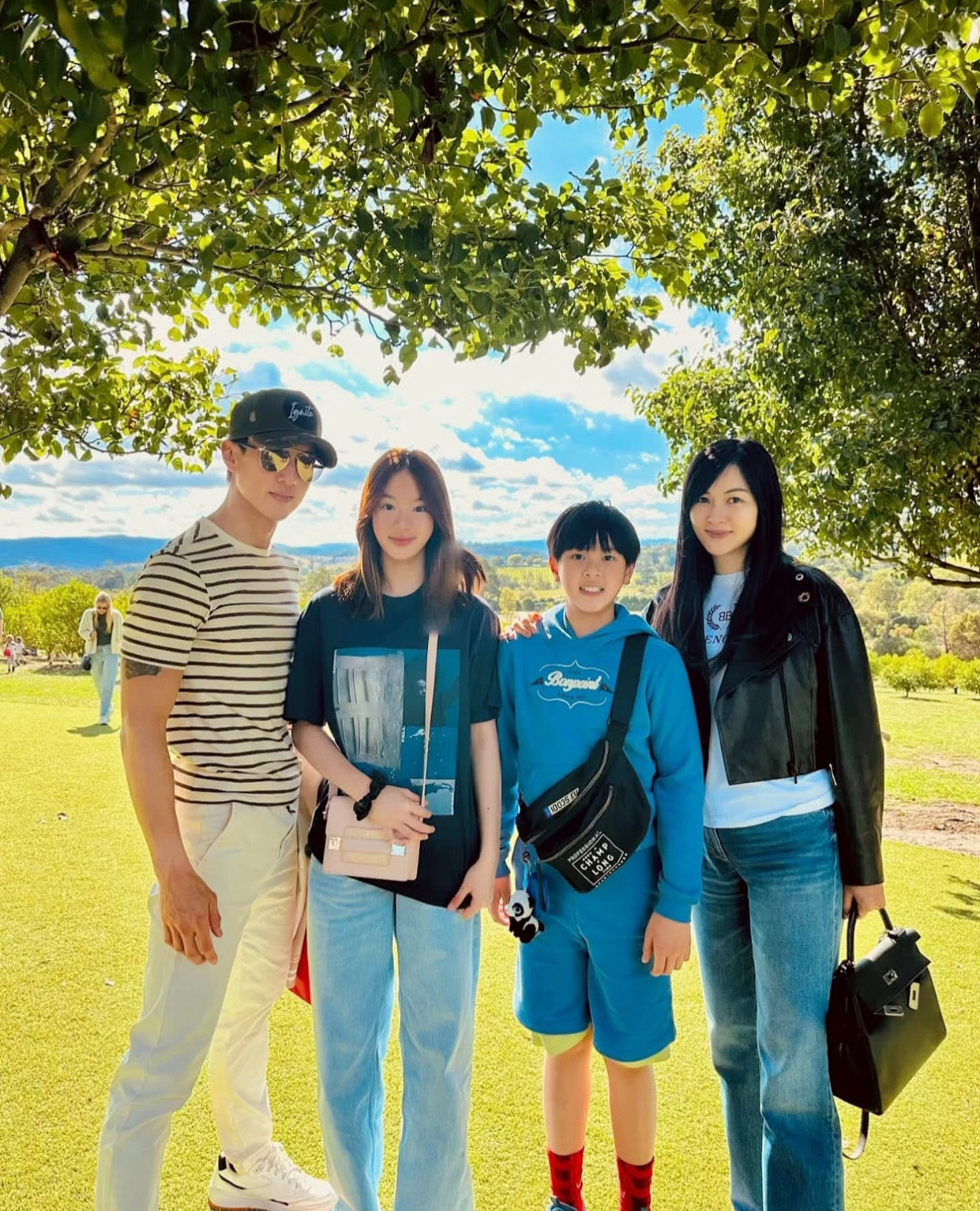 吴尊是真的很疼爱NieNie了，吴尊可是当年的飞轮海组合人气王，Neinei家庭