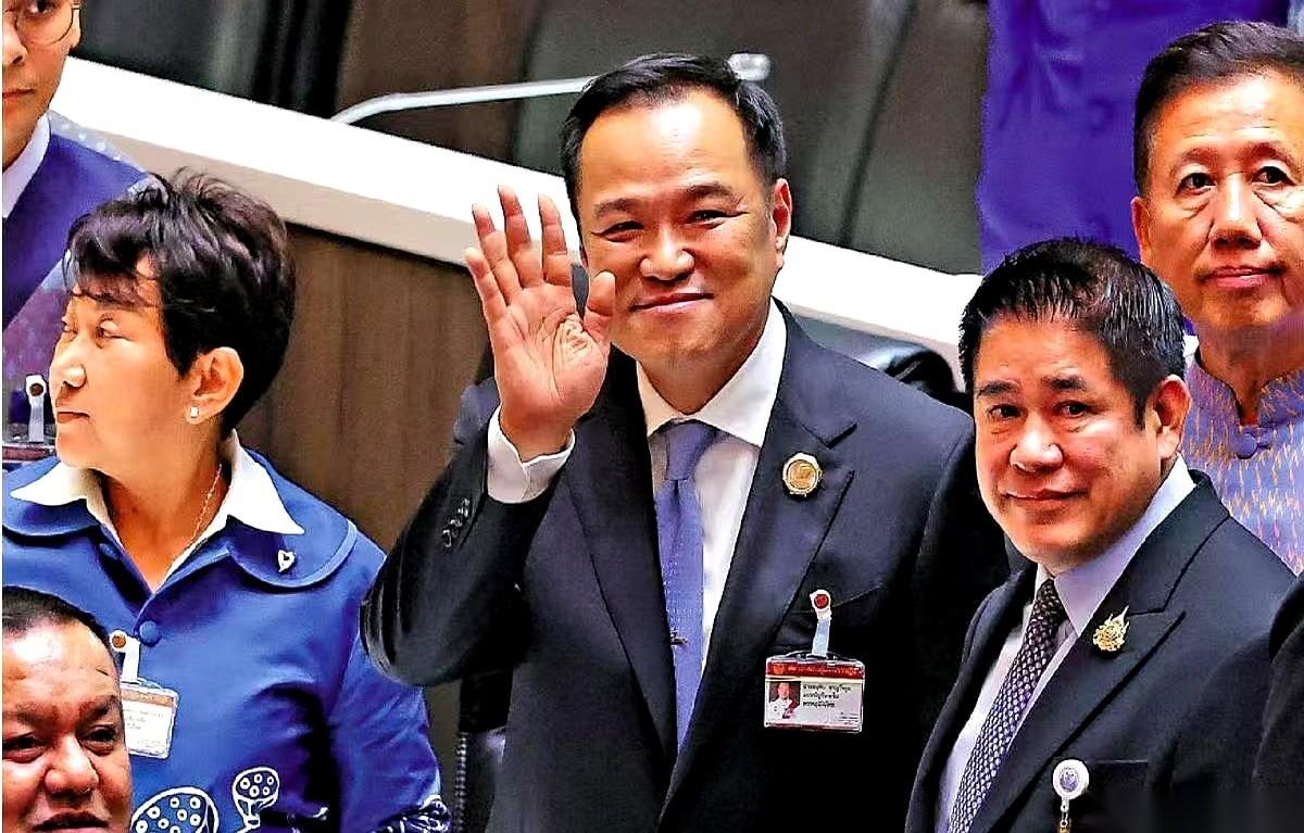 老天，有时候不换个人，你都不知道之前那个有多离谱。跟别国领导人的私密电话，都能