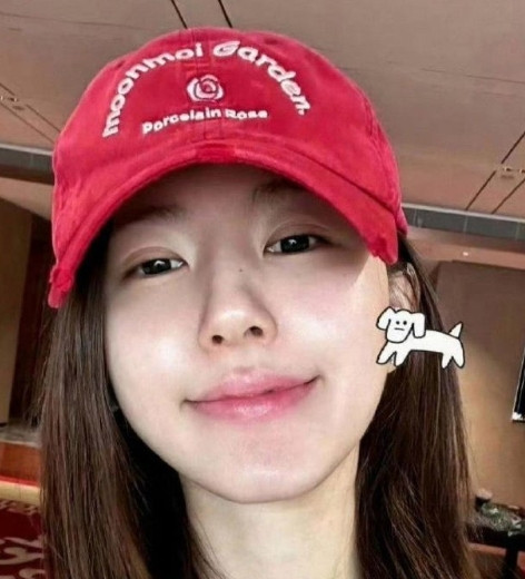 赵露思发了一张没化妆的照片，让大家看到了她最真实的一面。