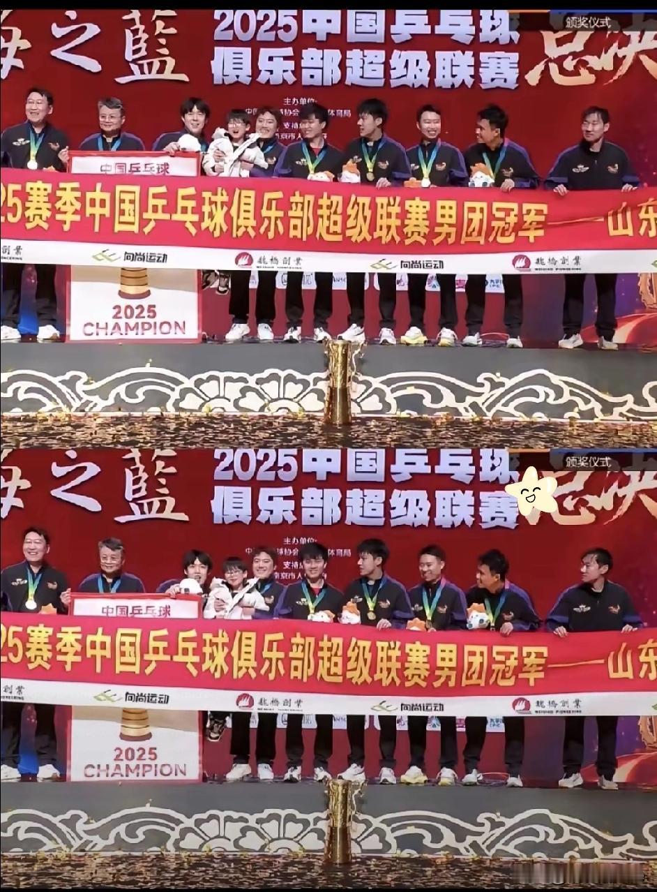 好细心的姑父呀！今天小凉皮的合影被条幅挡住了，姑父说抱起来，爸爸抱起来高度不