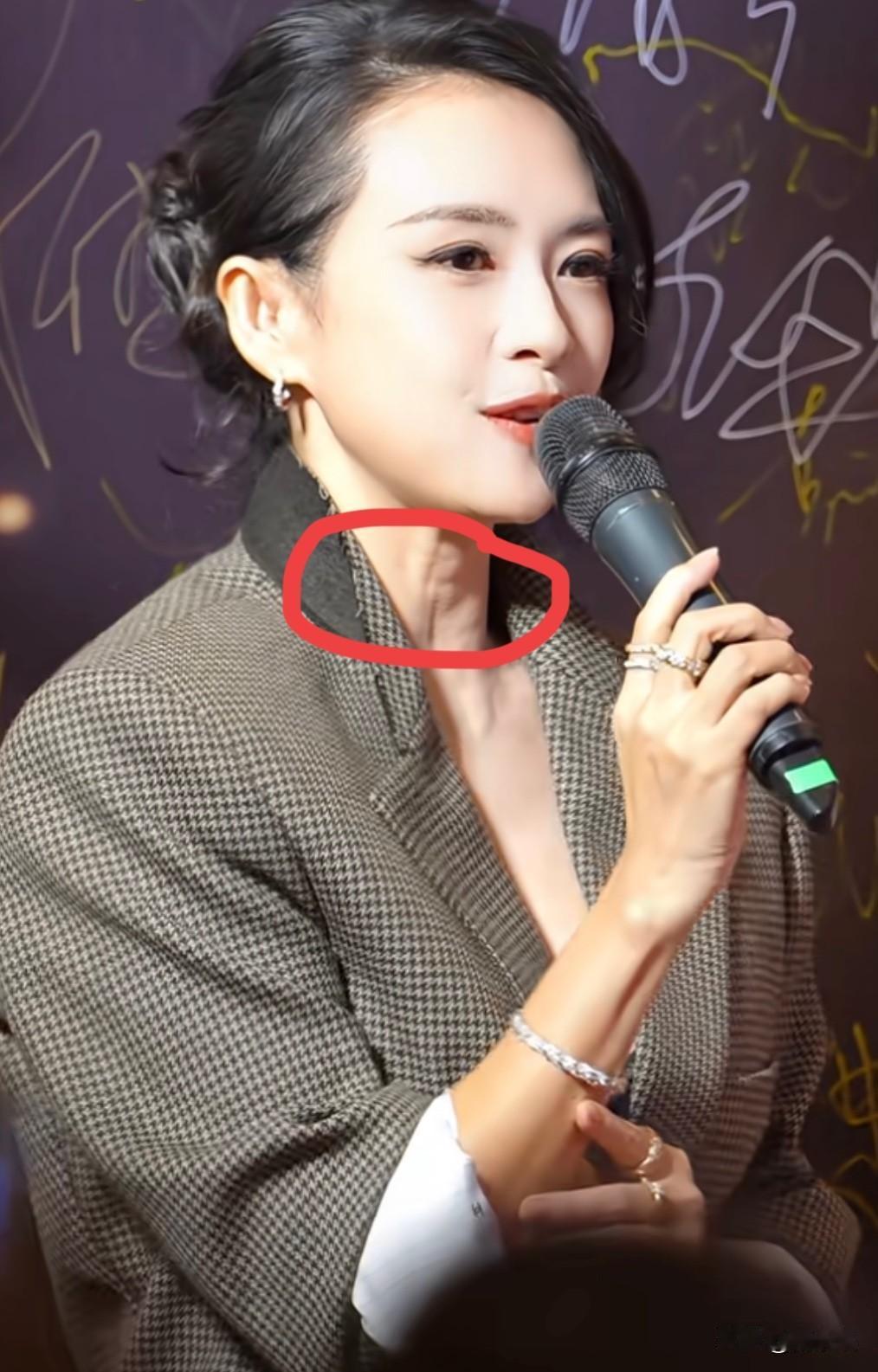 46岁的章子怡与35岁的森林北：脖子上的皮肤，反映了明显的年龄差别！瞧，尽管