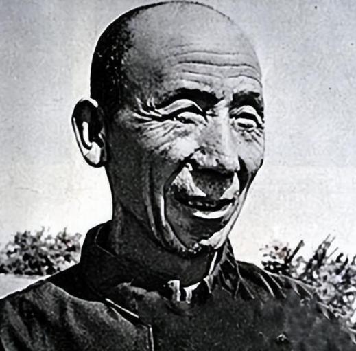 1958年，一名日本猎人在北海道山发现了一名“野人”，在被逮捕和审问后，他被一个