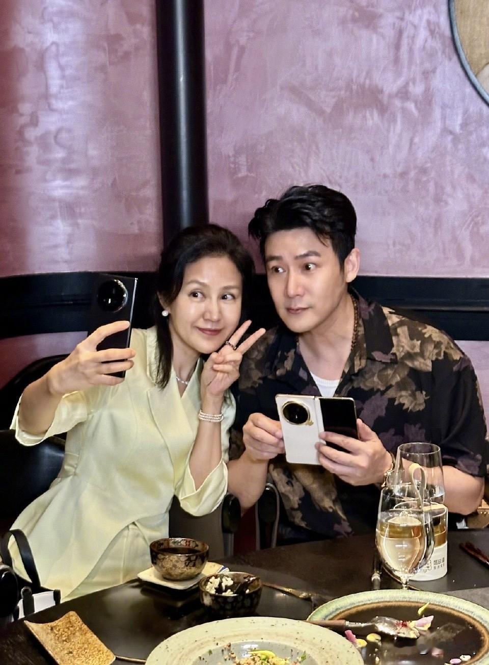 陆毅鲍蕾这对夫妻绝了，用同款手机还共用一张脸，夫妻相越来越明显了。