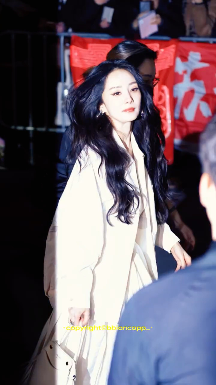 强曝光下更立体的五官和更清晰的美貌杨幂prada品牌代言人