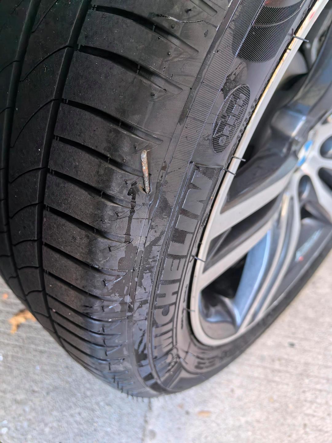 维修店“虚报工时费”：明明1小时能做完，按3小时收费上个月，我的车轮胎被扎了，