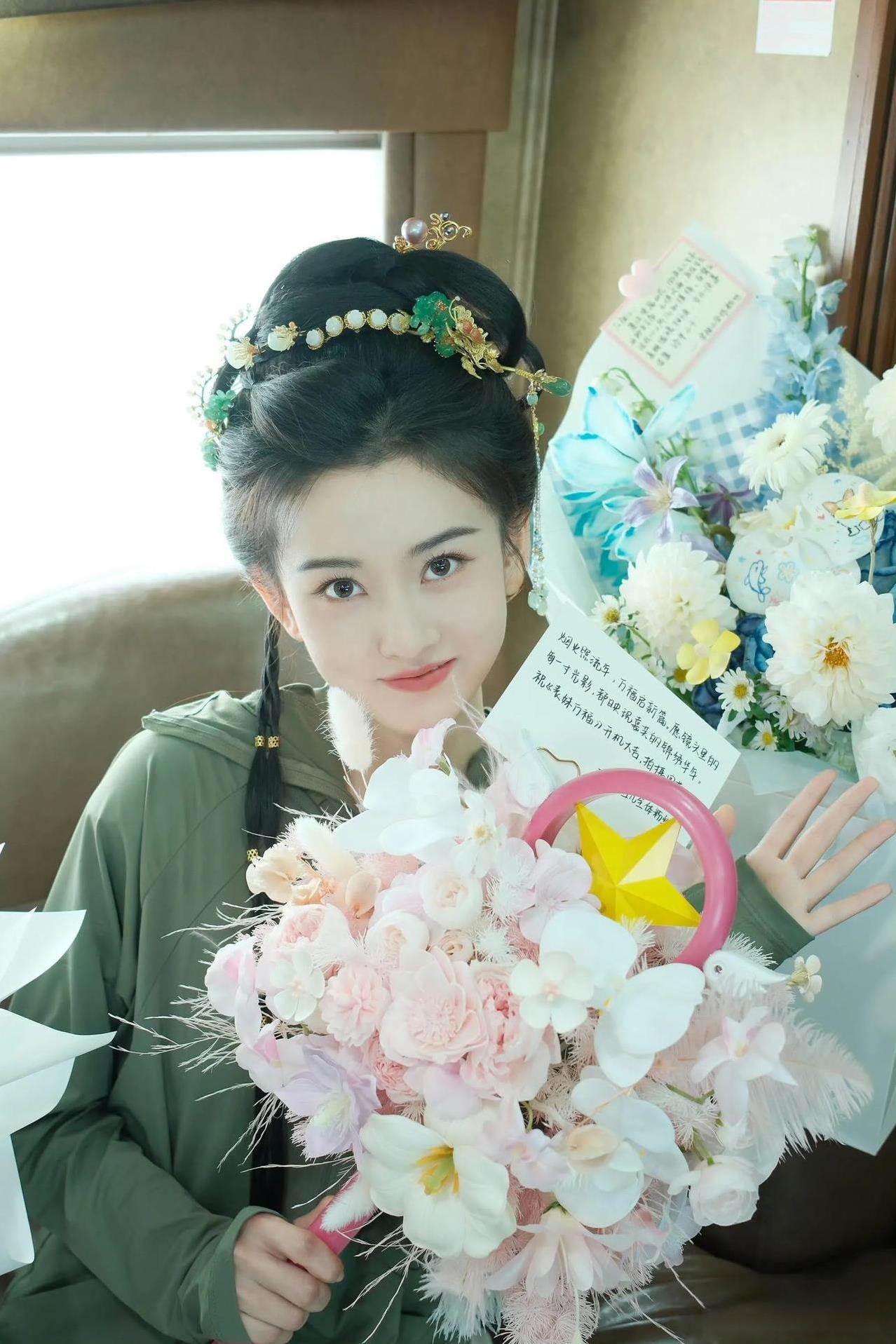 家有表妹初长成，宋祖儿这款内娱无代餐宋祖儿和陈鑫海首部合作的新剧《表妹万福》终