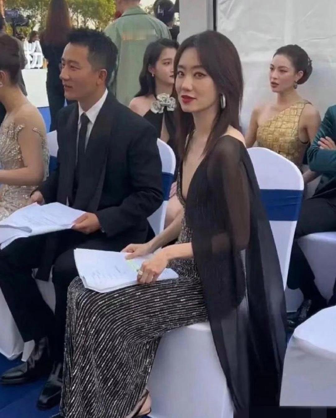 张小斐穿低胸礼服，旁边的黄轩都有点不敢低头看​​​