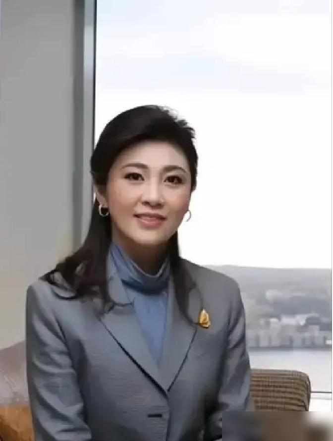 别再说流亡生活苦了，英拉在迪拜活得像个不用回工作消息的千万网红。一个月能烧掉