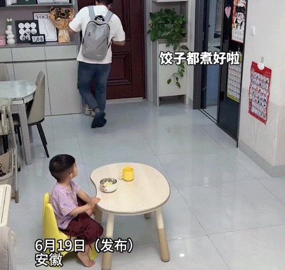 太幸福了！安徽，一男子匆匆忙忙穿鞋准备出门，没来得及吃口早饭，结果老婆端着早餐追
