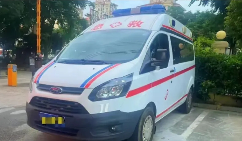 江西唐先生表示，他是这么算的一笔账，ECMO开机是要4万多，但是那个救护车上没有