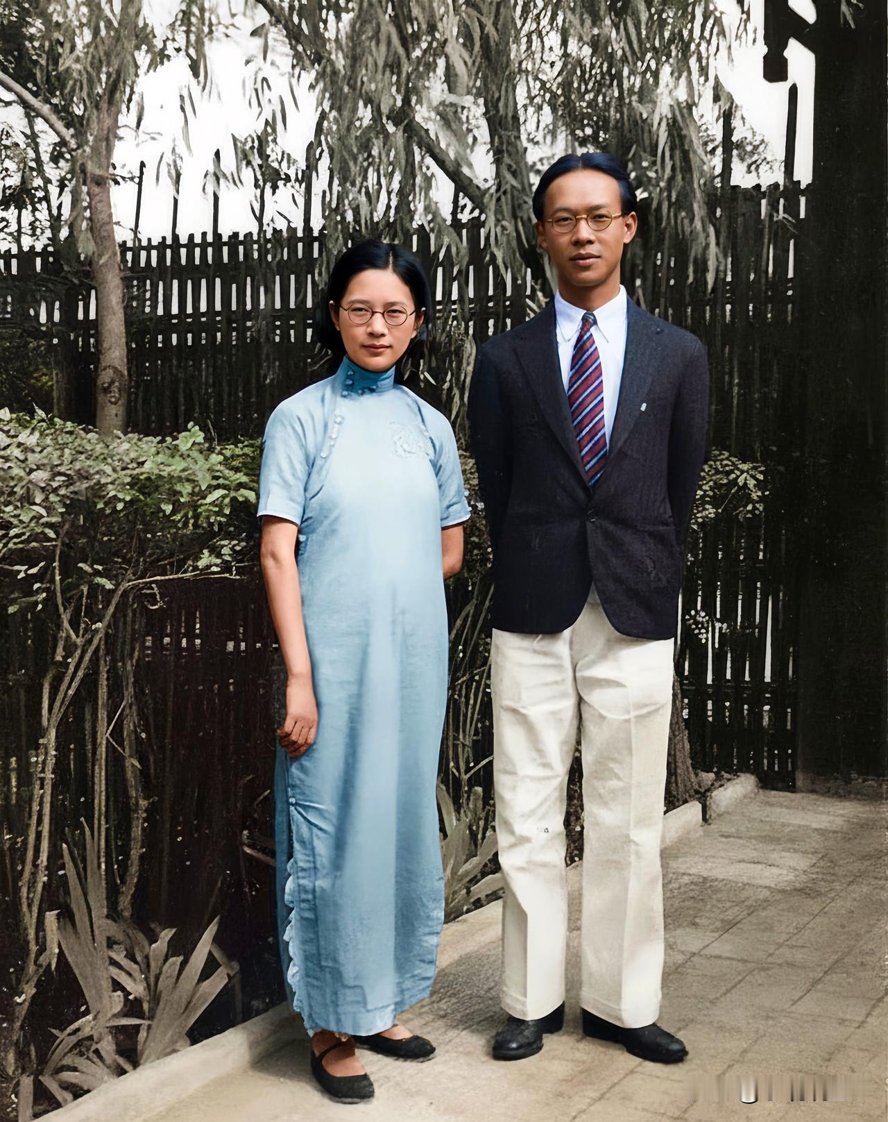一九三五年，上海，周有光与夫人张允和的珍贵合影。这可不是演戏，也不是演员饰演，而