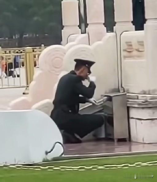 北京天安门广场，高温天气，兵哥哥喝绿豆汤解暑，这几天太热了，真的太热了！温度那