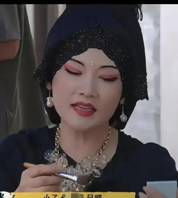 她只是把吊带衫套头上，就让宁静刘嘉玲集体懵了。何赛飞扯下汗湿的吊带衫，反套