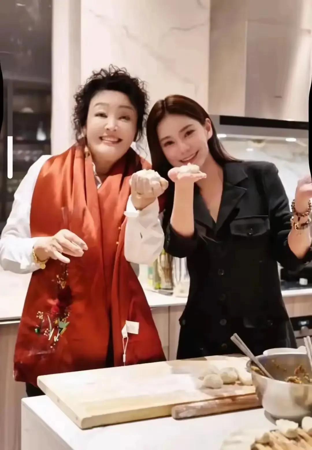 张兰这样的婆婆真是打着灯笼都找不到大S和张兰的关系似乎一直都不太和谐，在大S