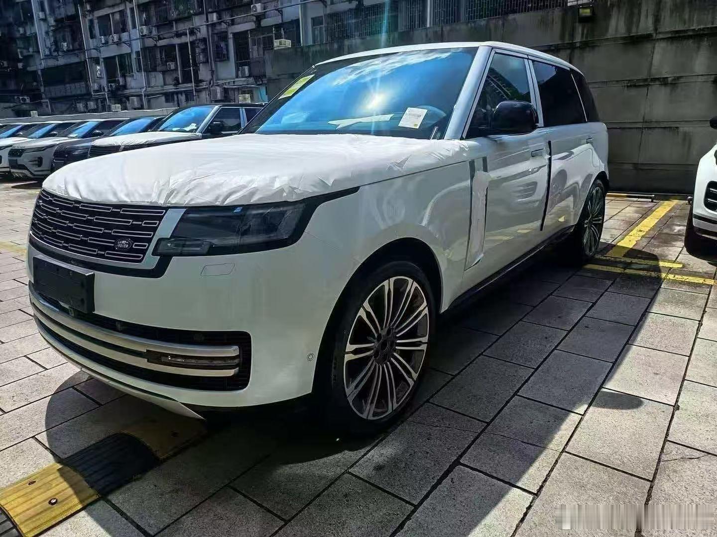 路虎揽胜AB版白红指导价1799000元选配7000元顶棚颜色卖全国优惠1.5万，平移优惠4.5万。