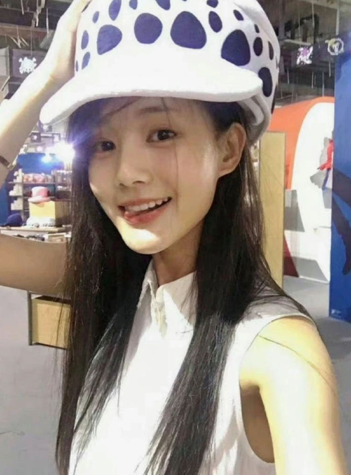 素人时期的李一桐谁懂啊！看到李一桐素人试镜视频直接泪目，从青涩小鱼到绝美一梦，这