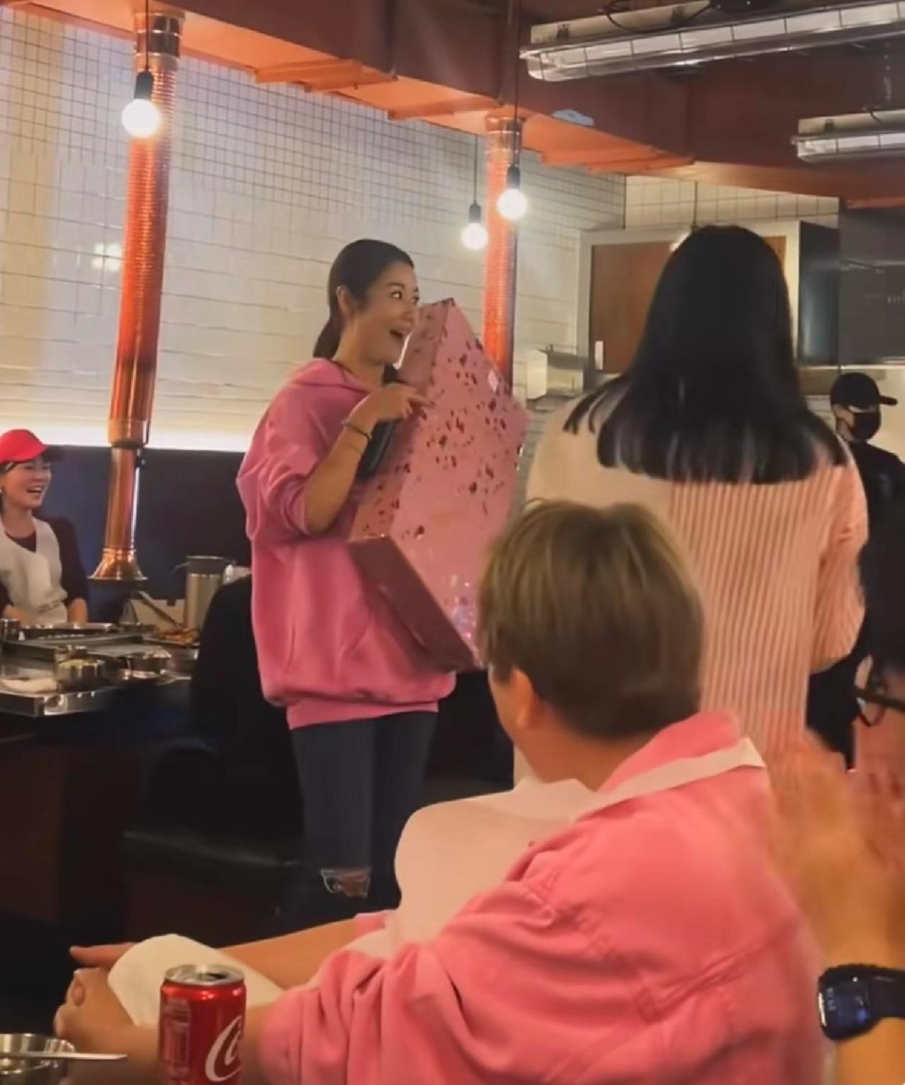 林心如以老板身份现身烤肉店，跟员工一起开年会，50岁的她穿着粉色的卫衣和牛仔裤，