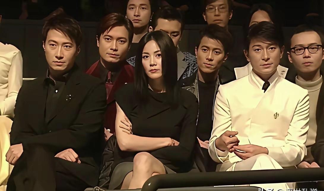 天呐！我看到这张老照片，直接就给跪了！华语乐坛的半壁江山，全在这儿了吧？！