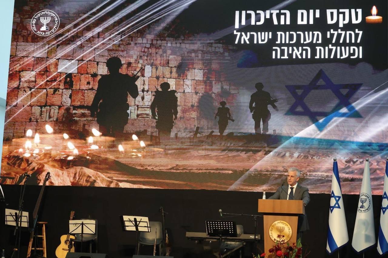 以色列情报机构摩萨德局长大卫·巴尔尼亚透露，一名代号为“M”的摩萨德特工在国外执