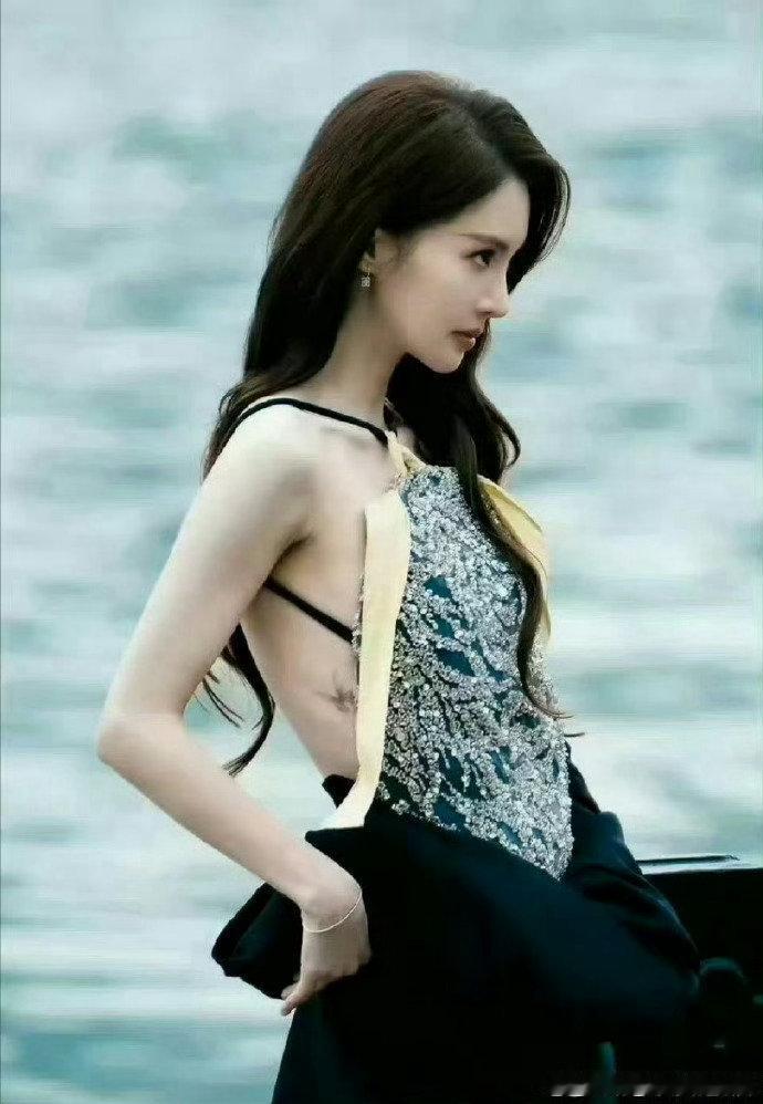金晨毫不避讳她腰间的蝴蝶纹身谁说纹身的就不是好女孩