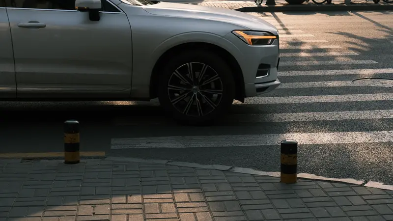 现在燃油车价格真的看不懂了！路虎极光直接5折，沃尔沃XC60降十几万，合资B级车