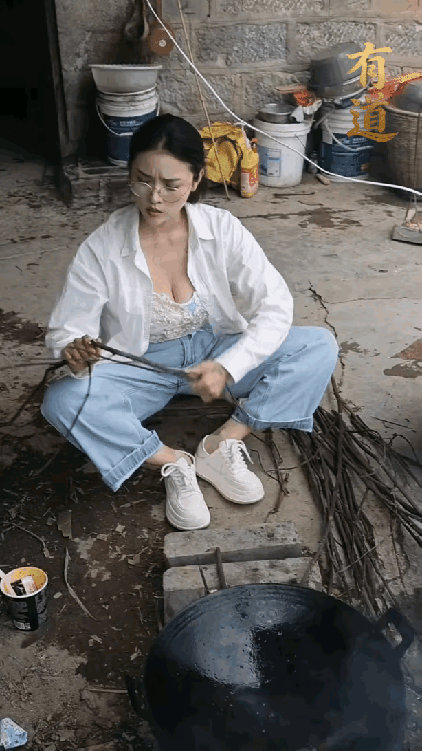 一看就不是农村人，白白嫩嫩的，柴禾都掰不断