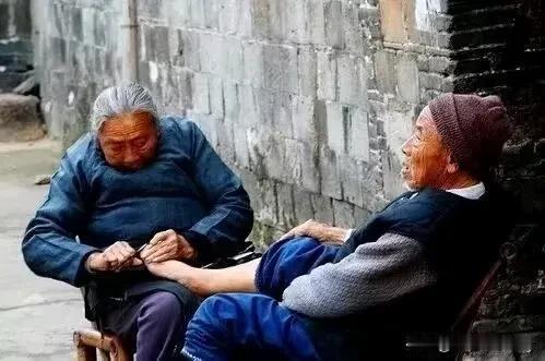 婚姻不过就这三样：相对稳定的两个人，一同吃饭，一同睡觉，一同聊天。吃饭，关