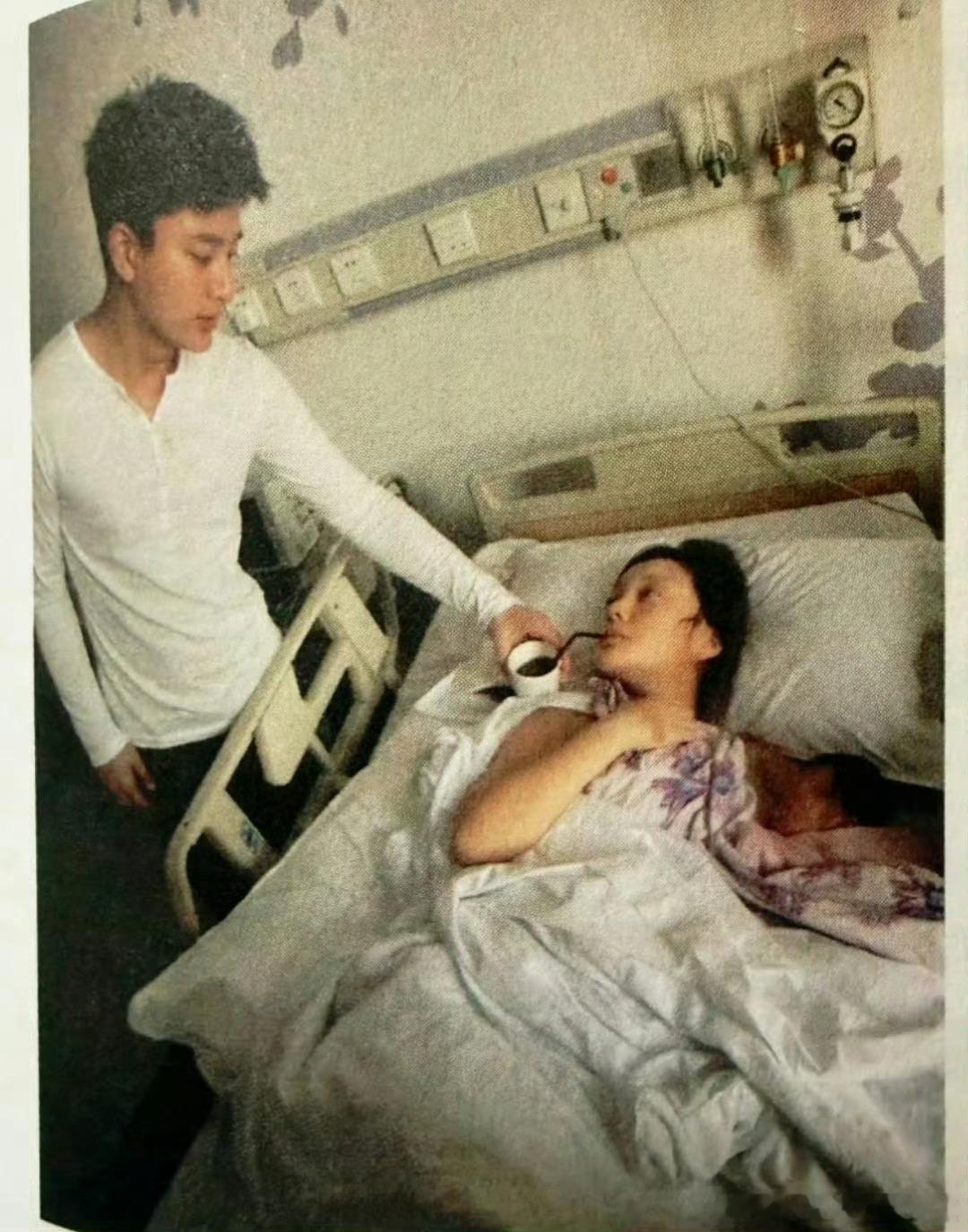 李小璐公开离婚时间当时多么恩爱的夫妻啊。。。。
