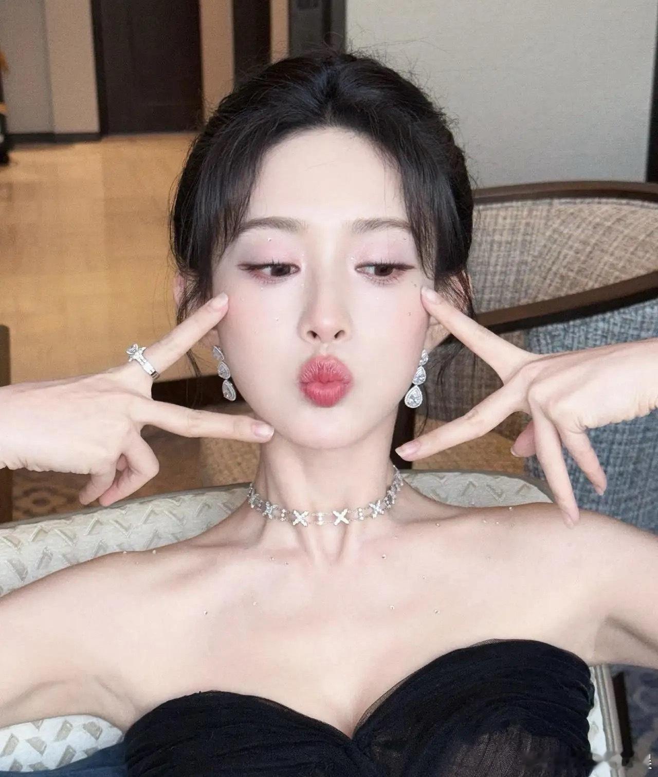1.邓为现在整个人像上了发条，工作排得满满当当，感情的事儿压根没往心里放，圈里跟