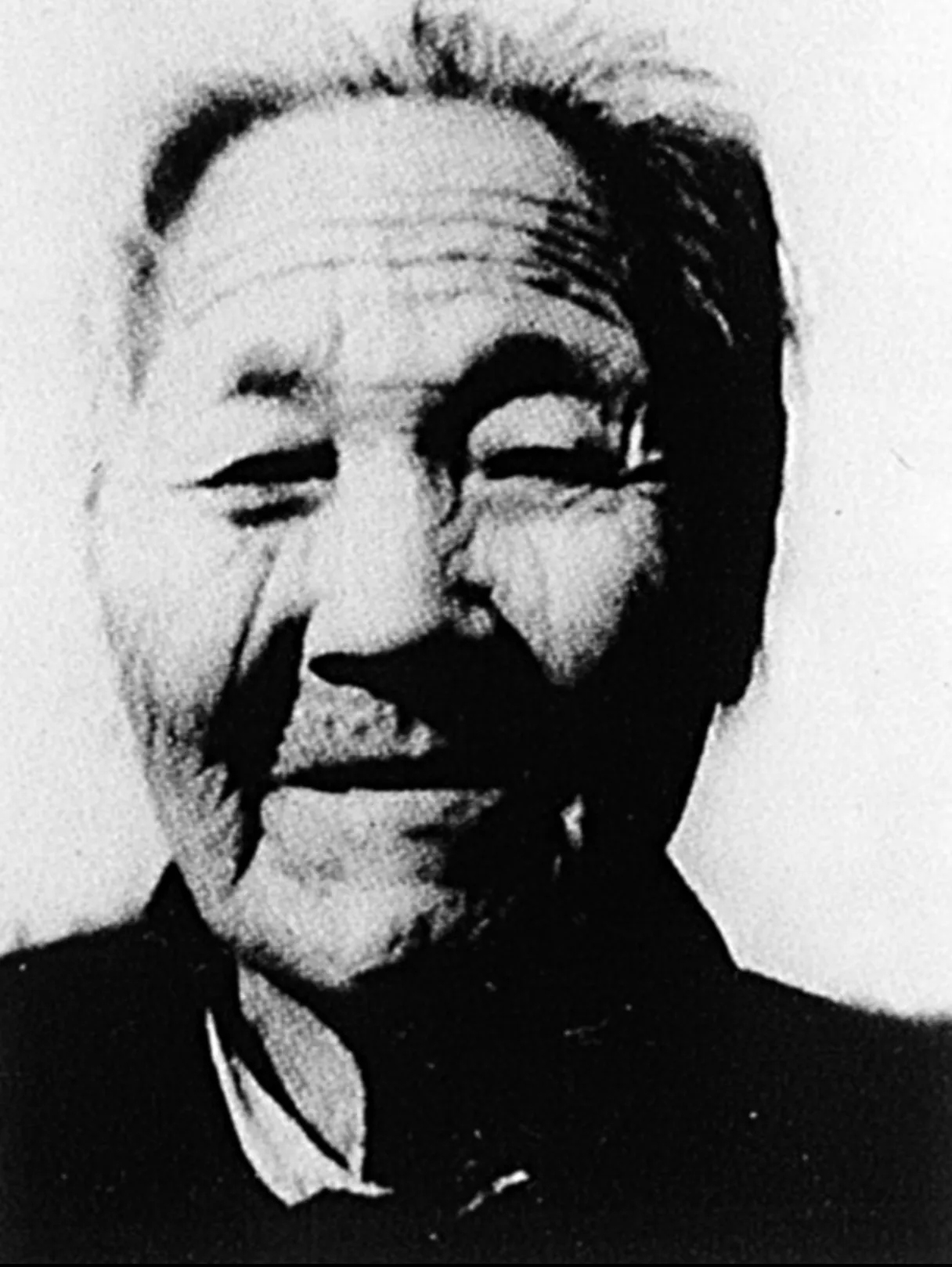 1956年，山东沂水桃棵子村，这天来了一位卖酒的汉子，行迹有点奇怪，有来买酒的他