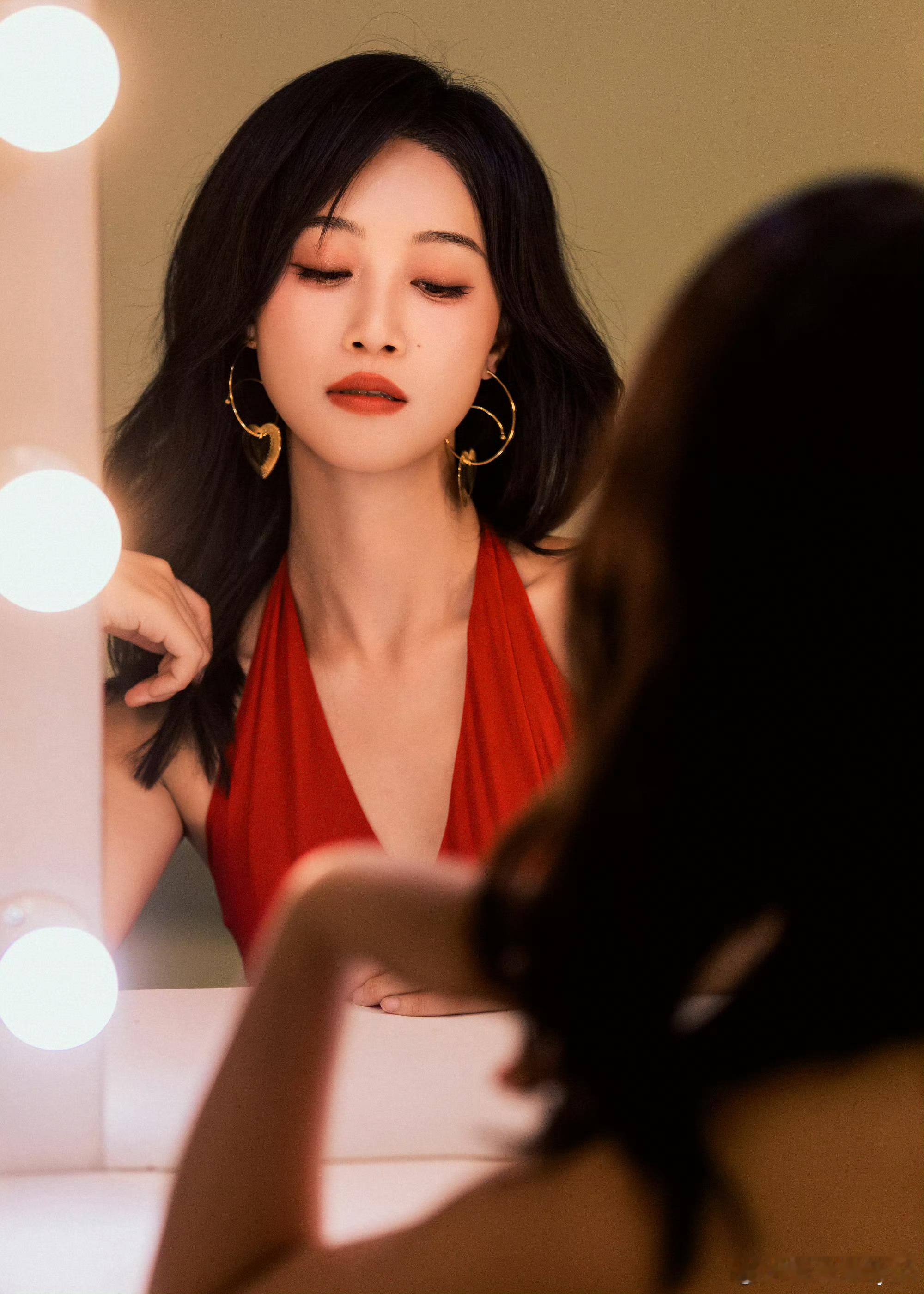 蓝盈莹红裙子红玫瑰蓝盈莹红裙子好像火红的红玫瑰，太美了自信热烈适配度拉