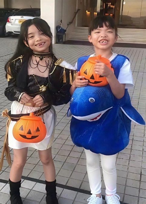 熊黛林的一对双胞胎，不得不说，这亲子鉴定费都可以省了