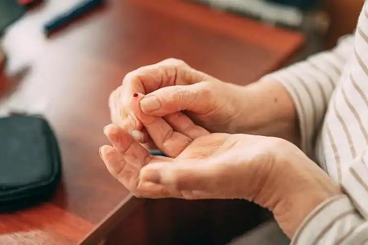 医生发现：能活到75岁的糖尿病人，大多在60岁，就不做这4件事了周大爷是社区