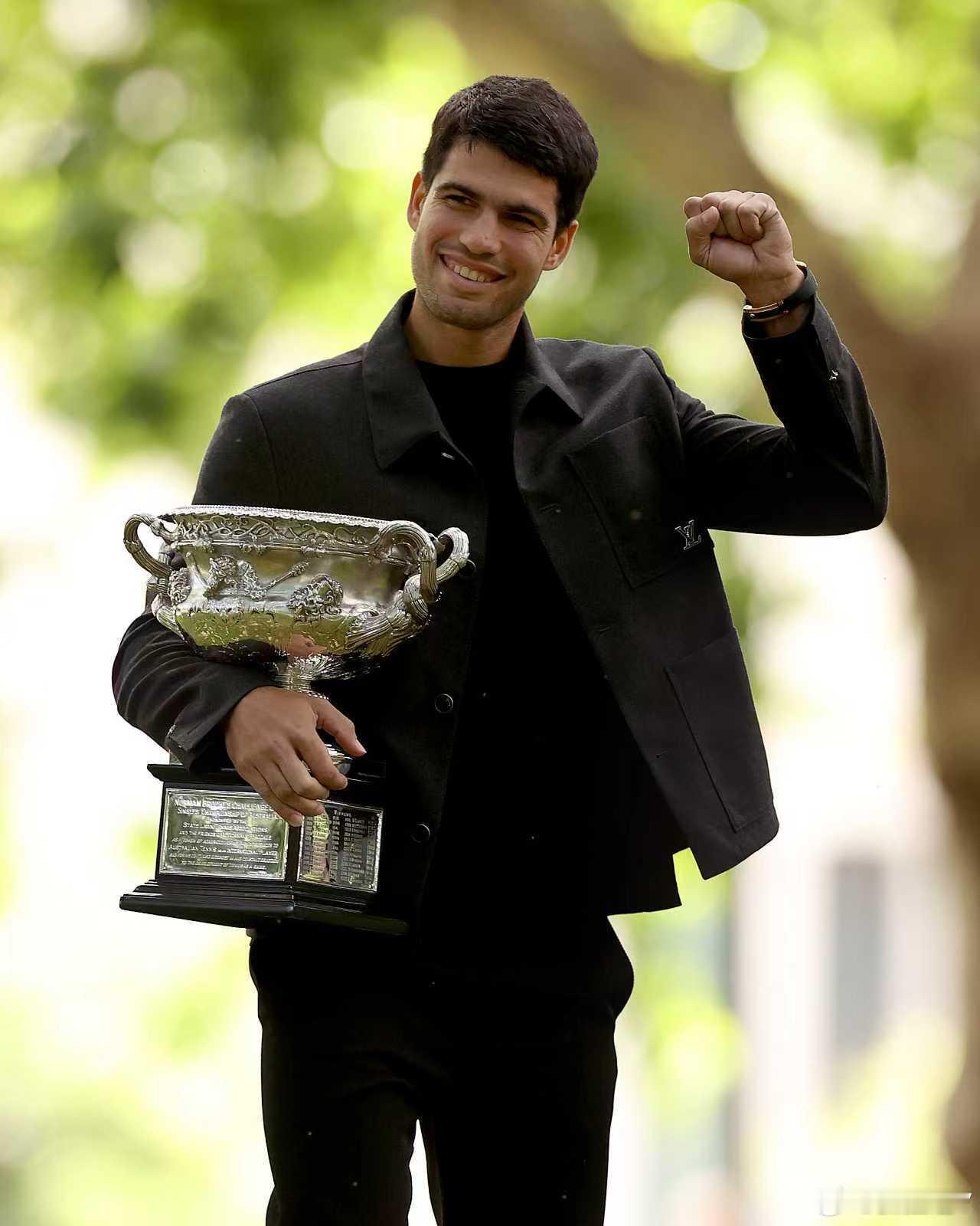 刚刚成就最年轻全满贯得主，放下奖杯🏆，阿卡已将“年度全满贯”列上议事日程。首先