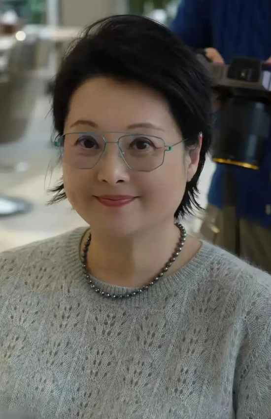 都说她年轻时候是大美女，而且是大明星，可我看了半天也没看出这个胖女人是谁，不过看