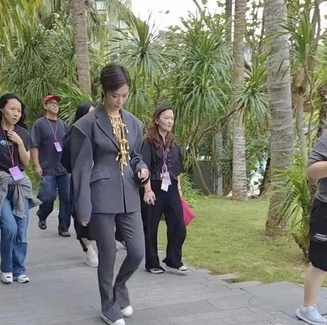 线下偶遇李宇春，大金项链抢眼穿搭酷飒十足网友线下偶遇李宇春，颈间大金项链十分吸