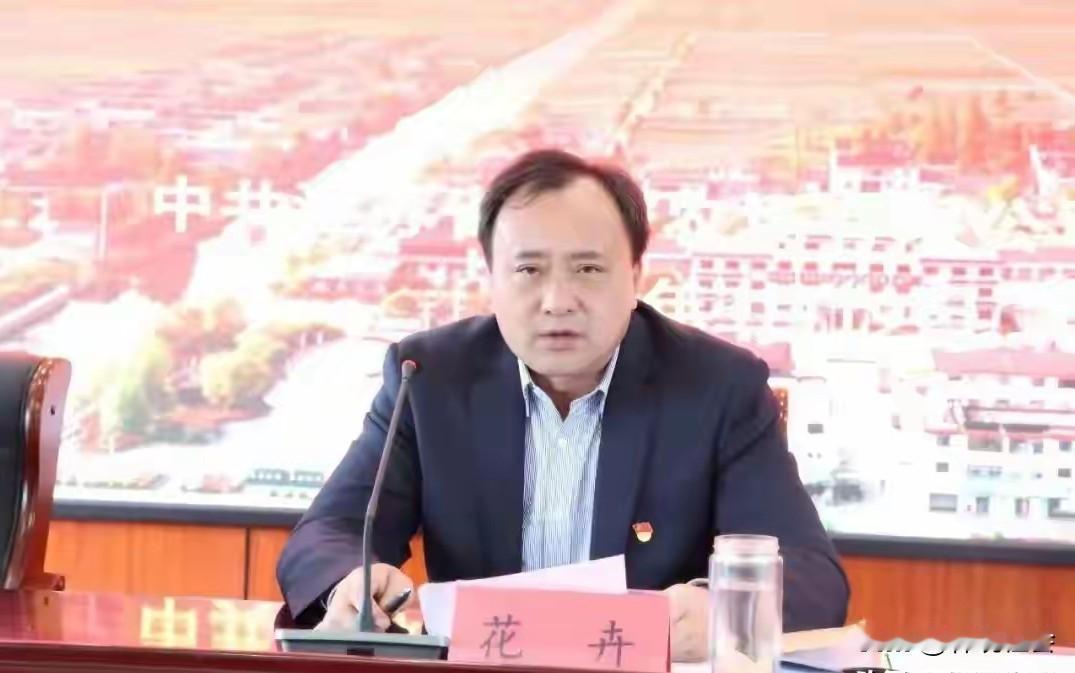 花卉，大概也就四十多岁的年纪，省属国企下属单位的一把手，按级别应该是正处级。20
