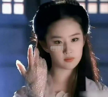 据说当年这部剧刘亦菲的手套，是她妈妈用透明银丝线纸织出来的​​​