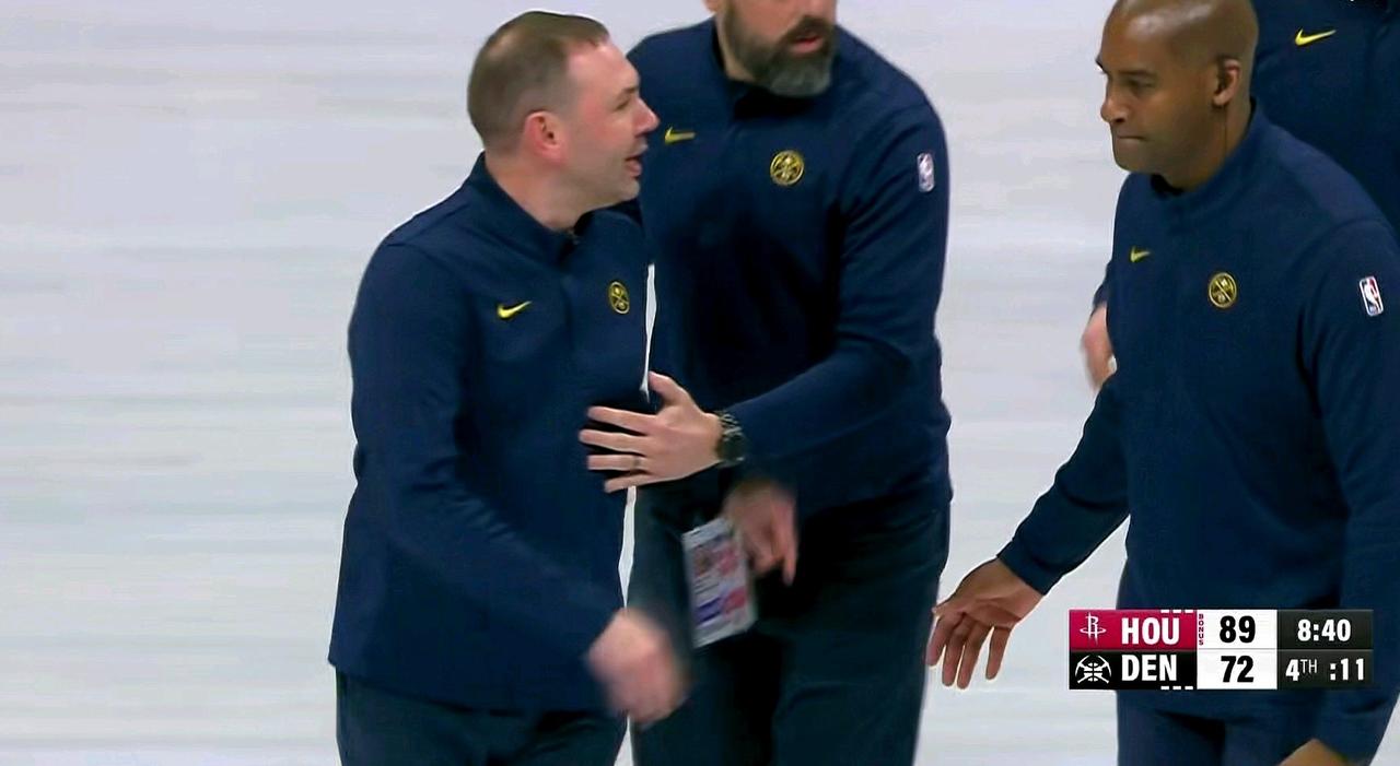 冲动了：阿尔德曼效仿芬奇，狂喷裁判被驱逐！在掘金主场迎战火箭的末节比赛中：约基奇