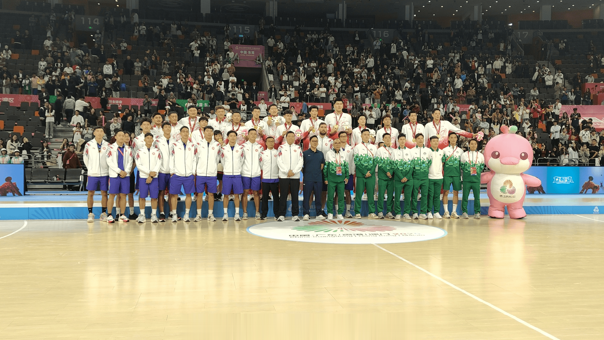 深圳男篮官方晒照: 恭喜周鹏 、贺希宁、沈梓捷圆梦赛场