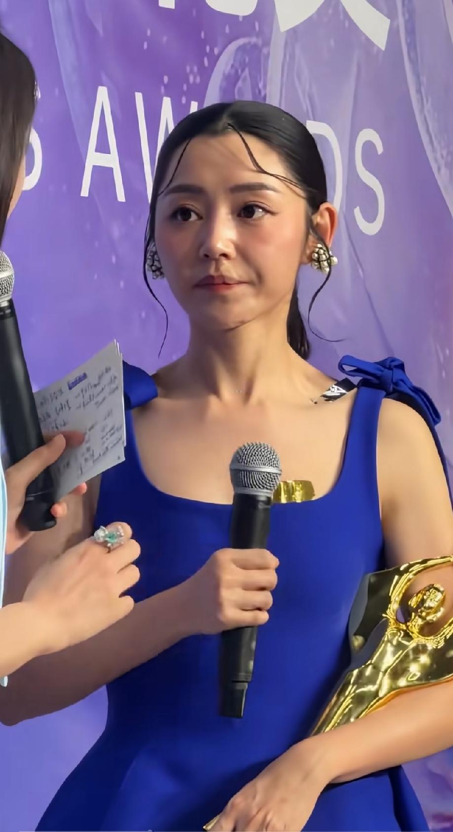 卫诗雅这种表情她是真没想到自己会得奖。这是穿着最朴素，表情最真实，表演最完美