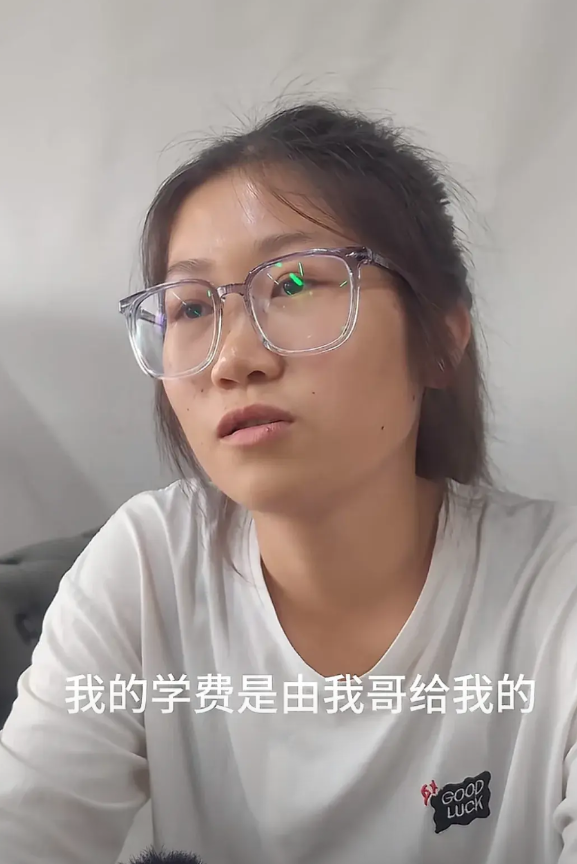 扁担女孩露面接受采访了这次是新华社采访中，她透露了一家人的经济来源。这是