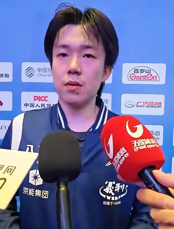 王楚钦这场输球后的采访，真的比赢球还戳人！攥着矿泉水瓶坦然说自己第三局后脑子