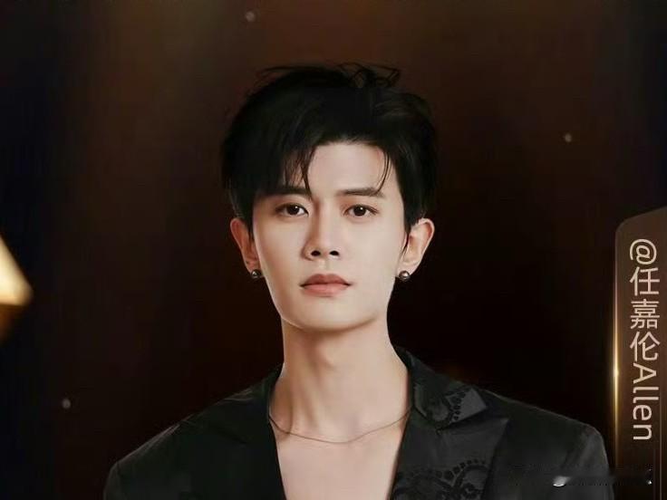 彭小冉翻红最开心的是任嘉伦他现在资源垮得厉害，虽然自己当老板了，但是合作的女