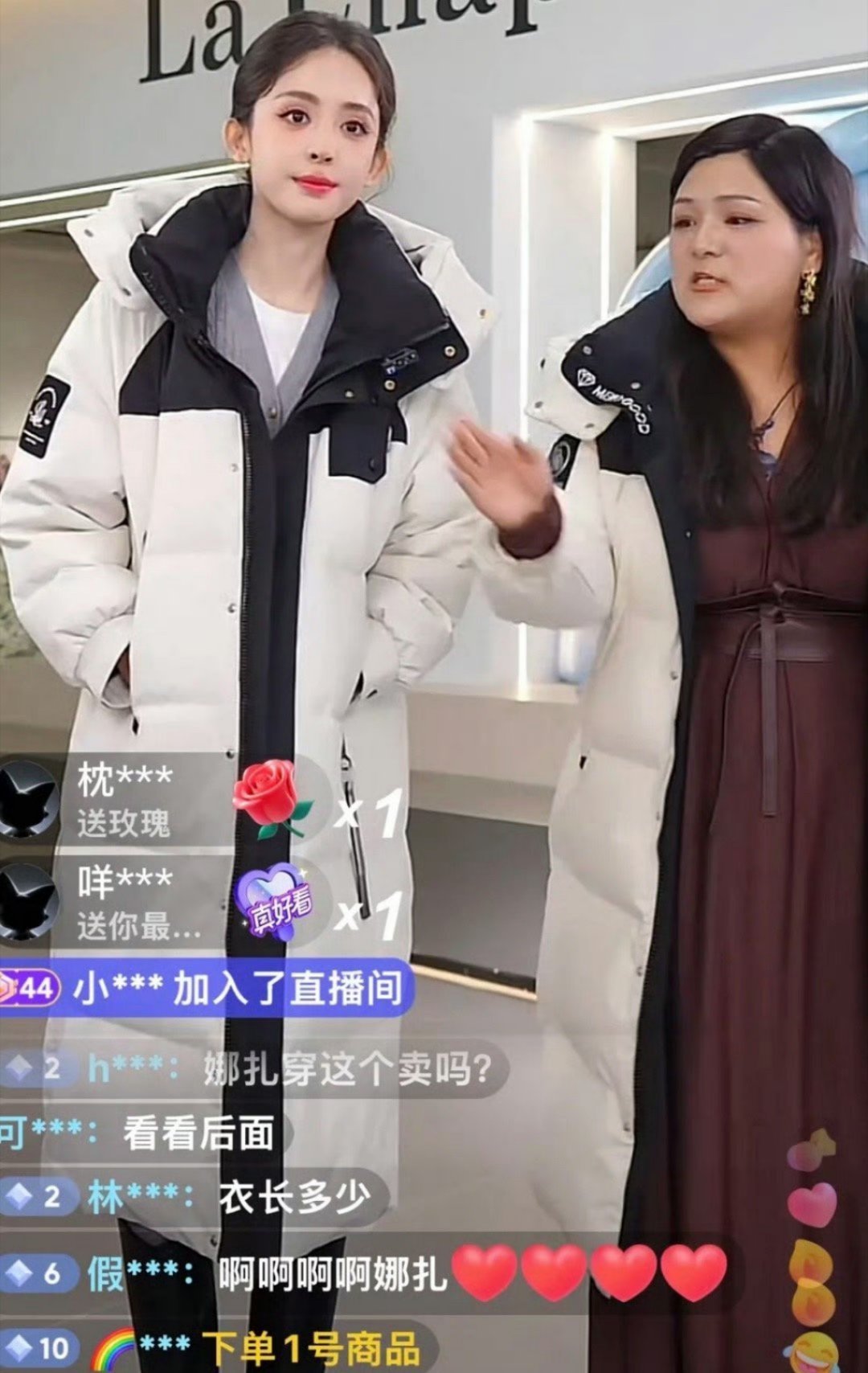 既然请到了娜扎就应该让边上模特离开，不然真的会对比很明显。。​​​