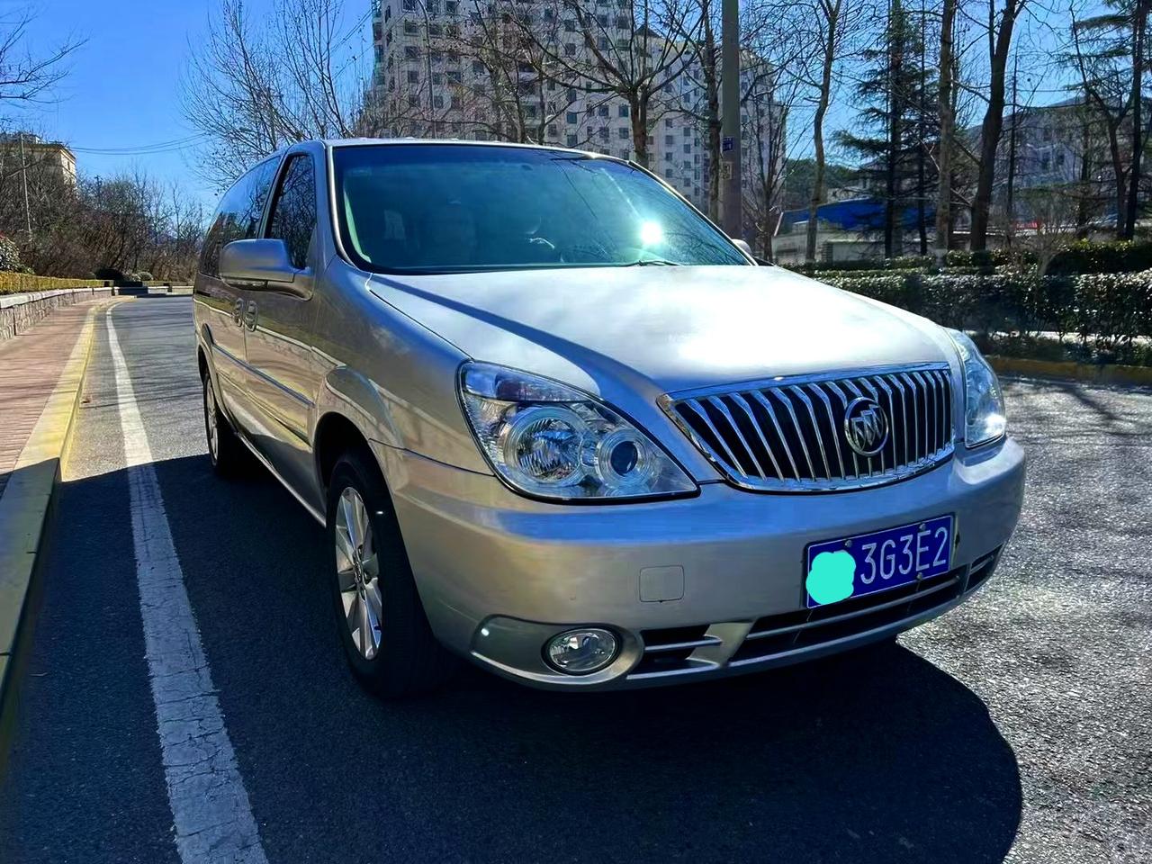 这是一台别克的神车。但是它在中国一代一代的变化，却是车头逐渐变得更加的短。这是初