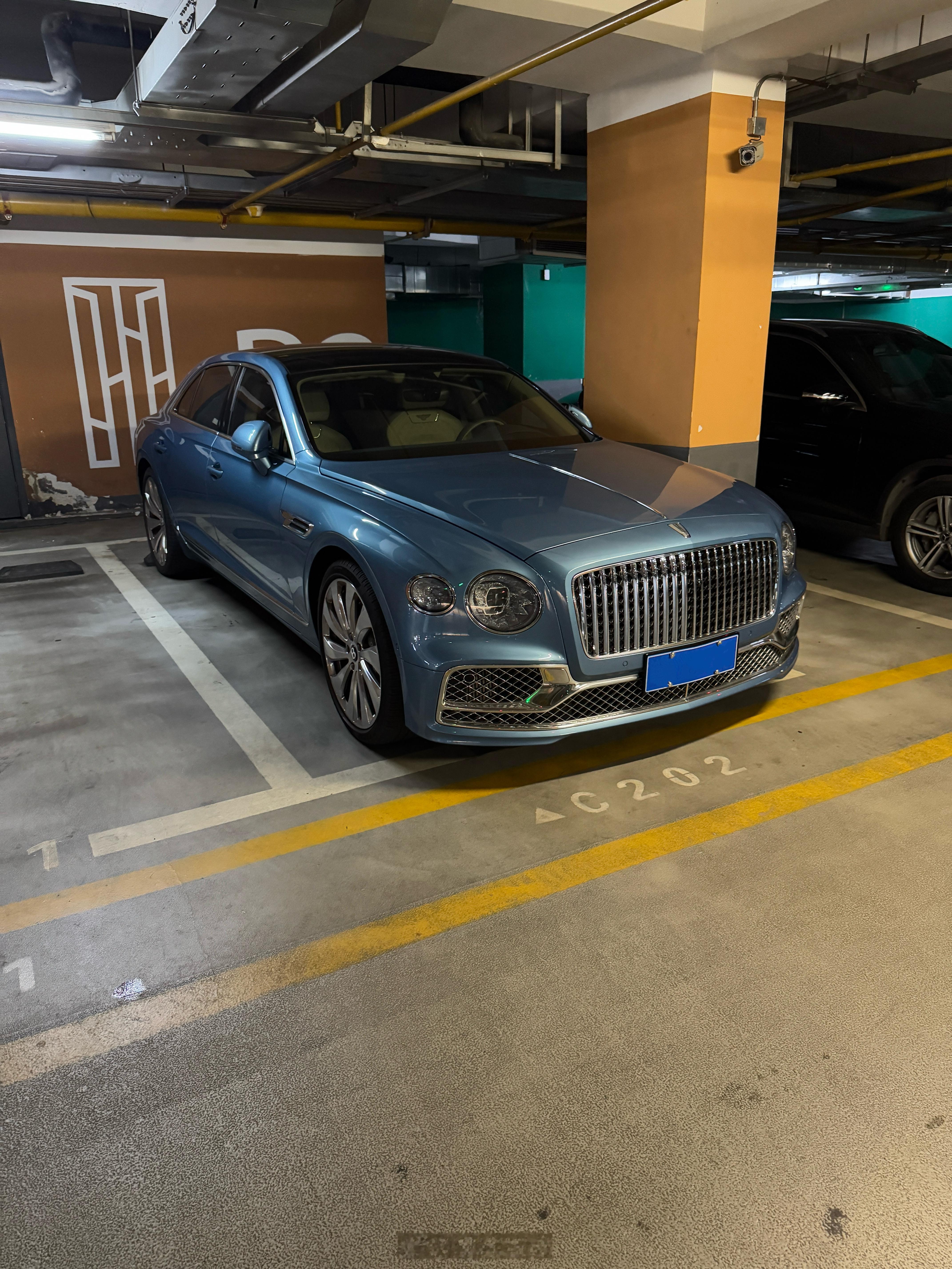 几个月之前偶然拍到的一辆宾利飞驰这蓝色真的好看内饰也选的不错车主审美很有品味​