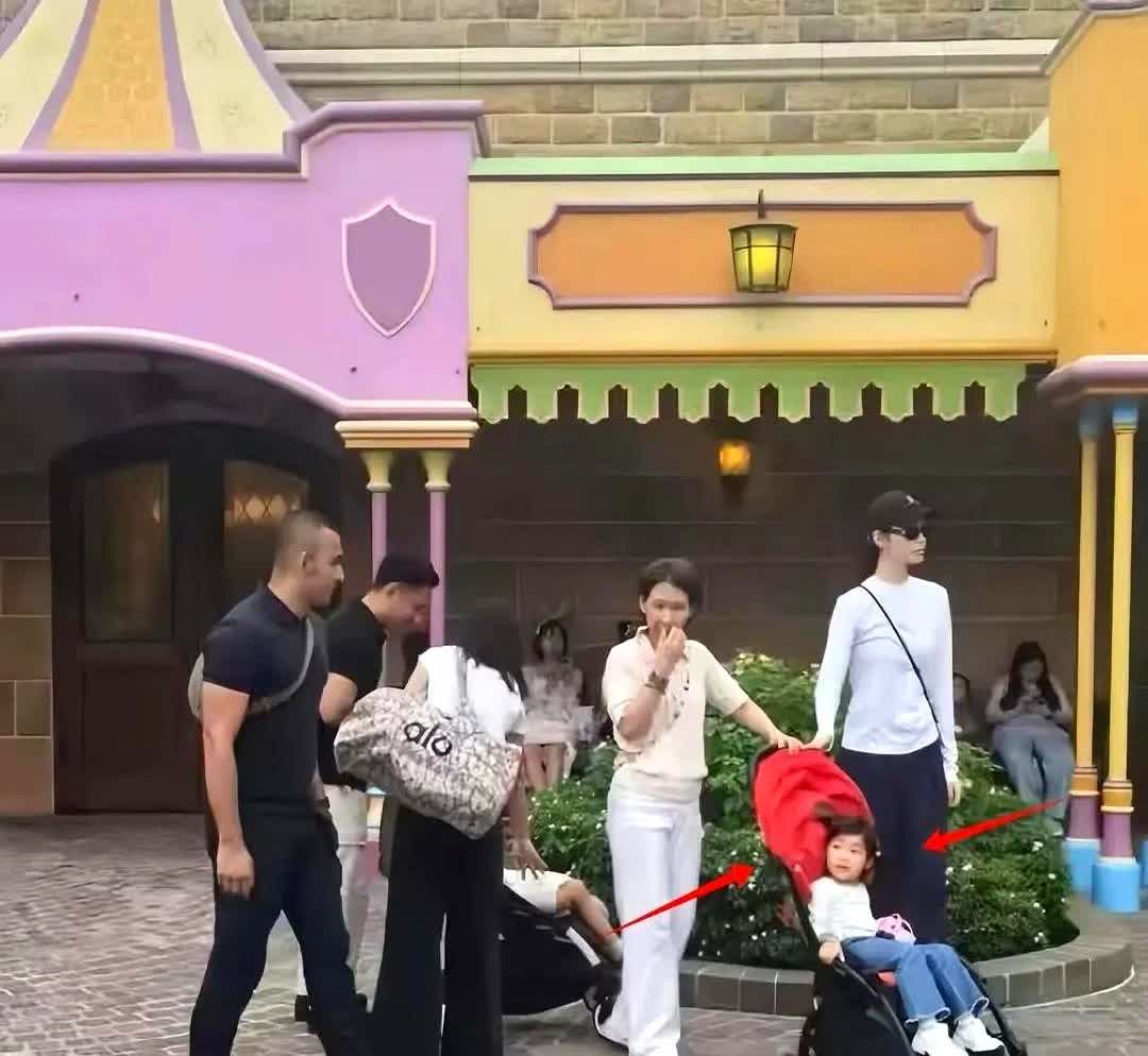 一个假期“炸出”两个豪门千金，何猷君女儿被别人拍也就算了，向佐这种自爆式的遮挡眼