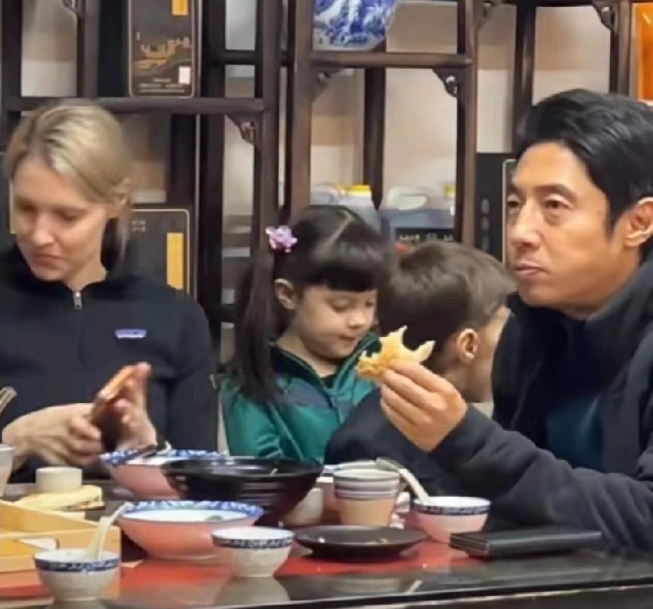 撒贝宁带妻儿现身大同！俩娃活泼大方，这才是顶级育儿撒贝宁携老婆李白