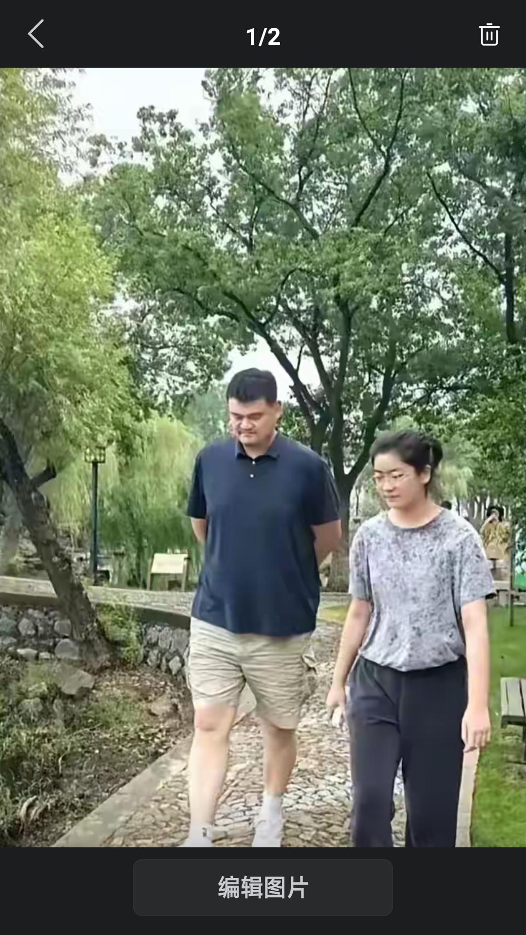 【姚明和女儿罕见公园同框，16岁姚沁蕾身高已长到1.98米，体重90公斤，身高已